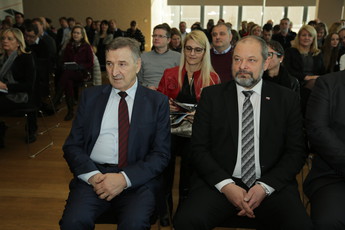 Alojz Kovšca, predsednik DS in Branko Meh, predsednik OZS na delovnem srečanju DS in OZS, 2018 v Postojni<br>(Avtor: Milan Skledar)