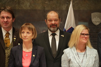 Boštjan Noč, predsednik Čebelarske zveze Slovenije, mag. Tanja Strniša, državna sekretarka MKGP, Alojz Kovšca, predsednik DS na prvi obletnici razglasitve svetovnega dneva čebel, 2018<br>(Avtor: Milan Skledar)