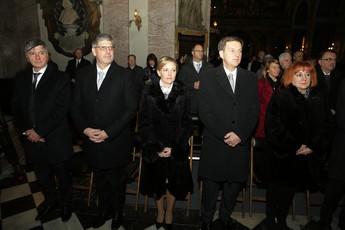 Rudi Medved, minister za javno upravo, Miro Cerar, minister za zunanje zadeve in Vlasta Nussdorfer, Varuhinja človekovih pravic na sveti maši za domovino v Ljubljanski prestolnici Sv. Nikolaja, 2018<br>(Avtor: Milan Skledar)