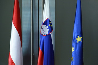 Avstrijska, slovenska in evropska zastava<br>(Avtor: Milan Skledar)