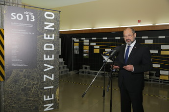Alojz Kovšca, predsednik DS na odprtju razstave Vizije SO 13, 2018 <br>(Avtor: Milan Skledar)