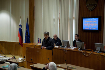 Jožef Školjč po dolgem času za govorniškim pultom Državnega sveta <br>(Avtor: Milan Skledar)