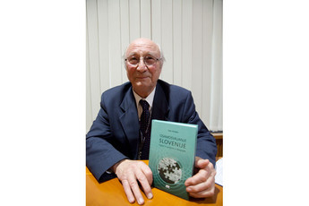 prof. dr. Ivan Kristan s knjigo Osamosvajanje Slovenije<br>(Avtor: Milan Skledar)