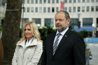 Alojz Kovšca, predsednik Državnega sveta in predstavnica tovarne Krka d.d.<br>(Avtor: Milan Skledar)