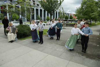 Folklorna plesna točka učencev osnovne šole Miklavž pri Ormožu<br>(Avtor: Milan Skledar)