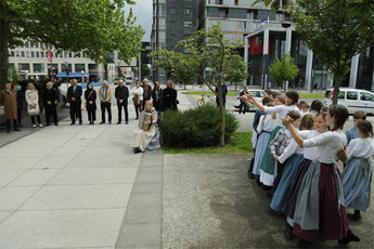 Folklorna plesna točka učencev osnovne šole Miklavž pri Ormožu<br>(Avtor: Milan Skledar)
