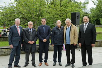 Aleš Čerin, podžupan MO Ljubljana, Dr. Boštjan Žekš, predsednik društva Deklica z rastočo knjigo, Mag. Danijel Vrbnjak, župan občine Ormož, Milan Dekleva, pesnik, Dr. Janez Gabrijelčič, oče Rastoče knjige in Alojz Kovšca, predsednik Državnega sveta<br>(Avtor: Milan Skledar)