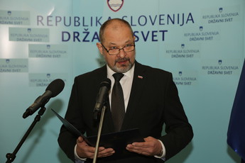Alojz Kovšca, predsednik Državnega sveta RS na razstavi ''Slovenska književnost na znamkah''.<br>(Avtor: Milan Skledar)