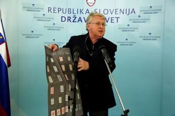 Igor Pirc, podpredsednik Filatelistične zveze Slovenije na razstavi ''Slovenska književnost na znamkah''. <br>(Avtor: Milan Skledar)