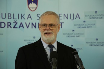 Tone Peter, avtor razstave ''Slovenska književnost na znamkah''<br>(Avtor: Milan Skledar)