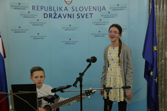 Na razstavi z naslovom ''Slovenska književnost na znamkah''.<br>(Avtor: Milan Skledar)