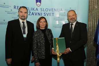 Alojz Kovšca, predsednik Državnega sveta RS na razstavi ''Slovenska književnost na znamkah''.<br>(Avtor: Milan Skledar)