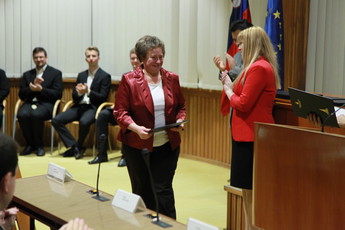 Jožica Berden, prejemnica plakete za najzaslužnejšo prostovoljko v letu 2014  in Mitja Bervar, predsednik DS<br>(Avtor: Milan Skledar)
