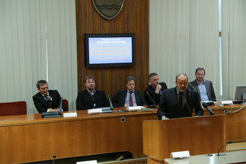 Alojz Kovšca in v ozadju od leve proti desni; Peter Jančič, Jože Možina, Tino Mamić, Igor Pirkovič, Nenad Glücks <br>(Avtor: Milan Skledar)