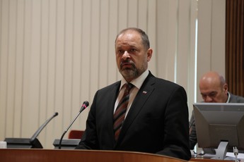 Alojz Kovšca, predsednik DS, posvet o problematiki delovno-pravnega položaja slovenske vojske<br>(Avtor: Milan Skledar)