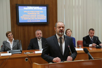 Alojz Kovšca, predsednik Državnega sveta na posvetu: Vpliv politike na vodenje javnih zdravstvenih zavodov, 2018 <br>(Avtor: Milan Skledar)