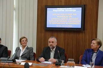 Nekdanja strokovna direktorica UKC Ljubljana, dr. Marija Pfeifer, nekdanji predsednik sveta UKC Ljubljana, mag. Tomaž Glažar, izvršna sekretarka Zveze svobodnih sindikatov Slovenije za varnost in zdravje pri delu, Lučka Böhm na na posvetu: Vpliv politike na vodenje javnih zdravstvenih zavodov, 2018<br>(Avtor: Milan Skledar)