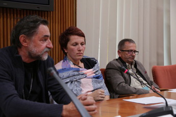 Boris Grabrijan, direktor Krajinski park, Majda Odar, Triglavski narodni park in Jože Prah, Zavod za gozdove na mednarodnem posvetu: Povezani v izobraževanju za naravovarstvo<br>(Avtor: Milan Skledar)