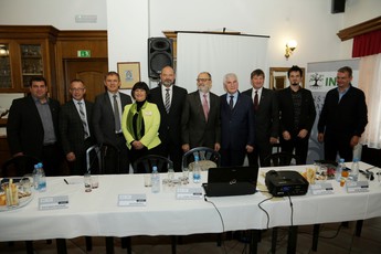 Rok sedminek, Peter Vrisk, Jože Prikeržnik, Eva Štravs Podlogar, Alojz Kovšca, prof. dr. Franc Pohleven, prof. dr. Ludvik Toplak, Franc Bogovič, Primož Jelševar in Marjan Podobnik na posvetu: Pomen lesarstva in gozdarstva za razvoj Slovenije<br>(Avtor: Milan Skledar)