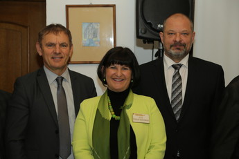 Peter Vrisk, predsednik Zadružne zveze Slovenije, Eva Štravs Podlogar, državna sekretarka Ministrstva za gospodarski razvoj in tehnologijo in Alojz Kovšca, predsednik Državnega sveta Republike Slovenije na posvetu: Pomen lesarstva in gozdarstva za razvoj Slovenije<br>(Avtor: Milan Skledar)