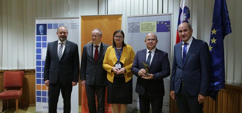 Alojz Kovšca, predsednik DS, dr. Lukasz Kaminski, predsednik PEMC, dr. Andreja Valič Zver, direktorica SCNR, Nj. eksc. Mykhailo F. Brodovych, ukrajinski veleposlanik in Janez Janša, poslanec DZ na posvetu Temna stran meseca II, 2. dan<br>(Avtor: Milan Skledar)