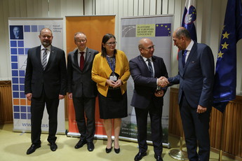 Alojz Kovšca, predsednik DS, dr. Lukasz Kaminski, predsednik PEMC, dr. Andreja Valič Zver, direktorica SCNR, Nj. eksc. Mykhailo F. Brodovych, ukrajinski veleposlanik in Janez Janša, poslanec DZ na posvetu Temna stran meseca II, 2. dan<br>(Avtor: Milan Skledar)