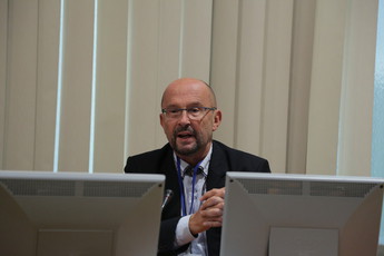Dr. Jože Dežman na posvetu Temna stran meseca II, 2. dan <br>(Avtor: Milan Skledar)