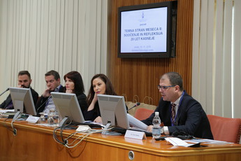 Marek Mutor, dr. Martin Slavik, Monika Kareniauskaite, dr. Jonila Godole in dr. Aron Mathe na posvetu Temna stran meseca II<br>(Avtor: Milan Skledar)