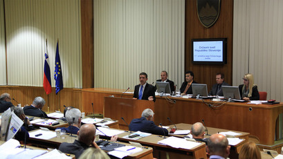 Boris Koprivnikar, minister za javno upravo med 17. izredno sejo Državnega sveta<br>(Avtor: Milan Skledar)