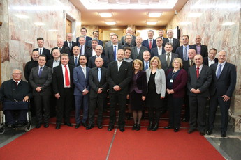 Novo izvoljeni državni svetniki na čelu s predsednikom Državnega sveta Alojzem Kovšco<br>(Avtor: Milan Skledar Stv Skledar)