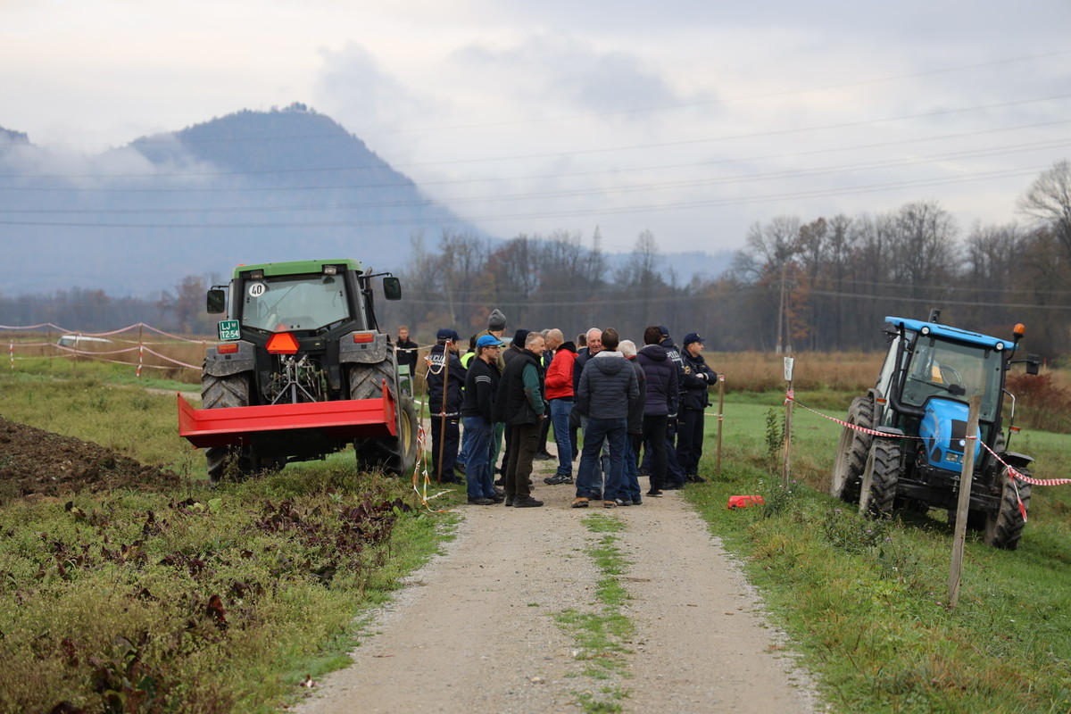 Kmetje in policisti na kraju dogodka<br>(Avtor: Milan Skledar)