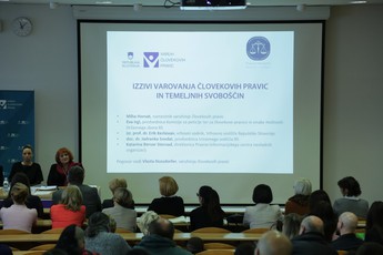 Izzivi varovanja človekovih pravic in temeljnih svoboščin so napoolnili dvorano Pravne fakultete v Ljubljani, kjer je bila 7. decembra 2017 okrogla miza, ki jo je pripravil Varuh človekovih pravic v sodelovanju z ljubljansko Pravno fakulteto<br>(Avtor: Milan Skledar)