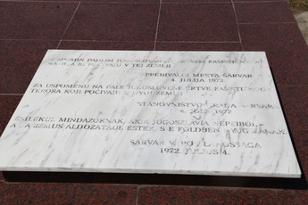 Spominska plošča z imeni umrlih v taborišču Sarvar na Madžarskem<br>(Avtor: Milan Skledar)