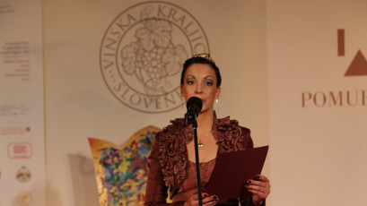 Neža Mavrič prisega kot 17. Vinska kraljica Slovenije 2013<br>(Avtor: Milan Skledar)