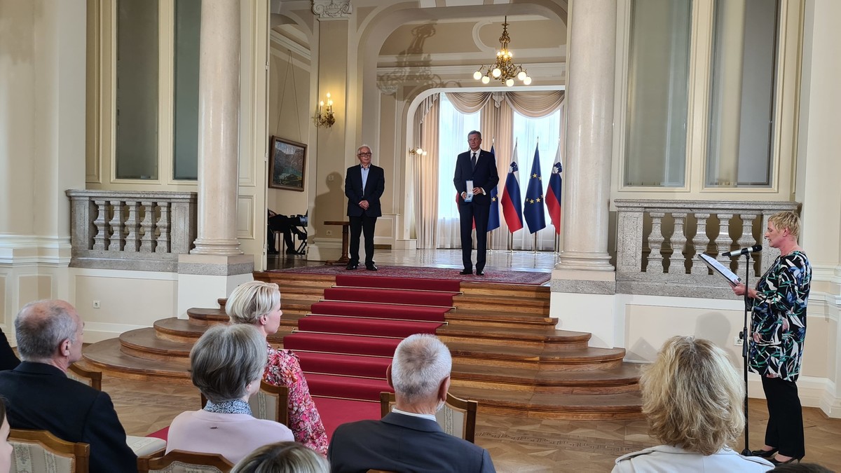 Ivica Žnidaršič, predsednica Društva izgnancev Slovenije prejela Red za zasluge od predsednika RS, Boruta Pahorja. Medaljo in plaketo je v njenem imenu prevzel njen brat, mag. Franc Žnidaršič<br>(Avtor: Milan Skledar)