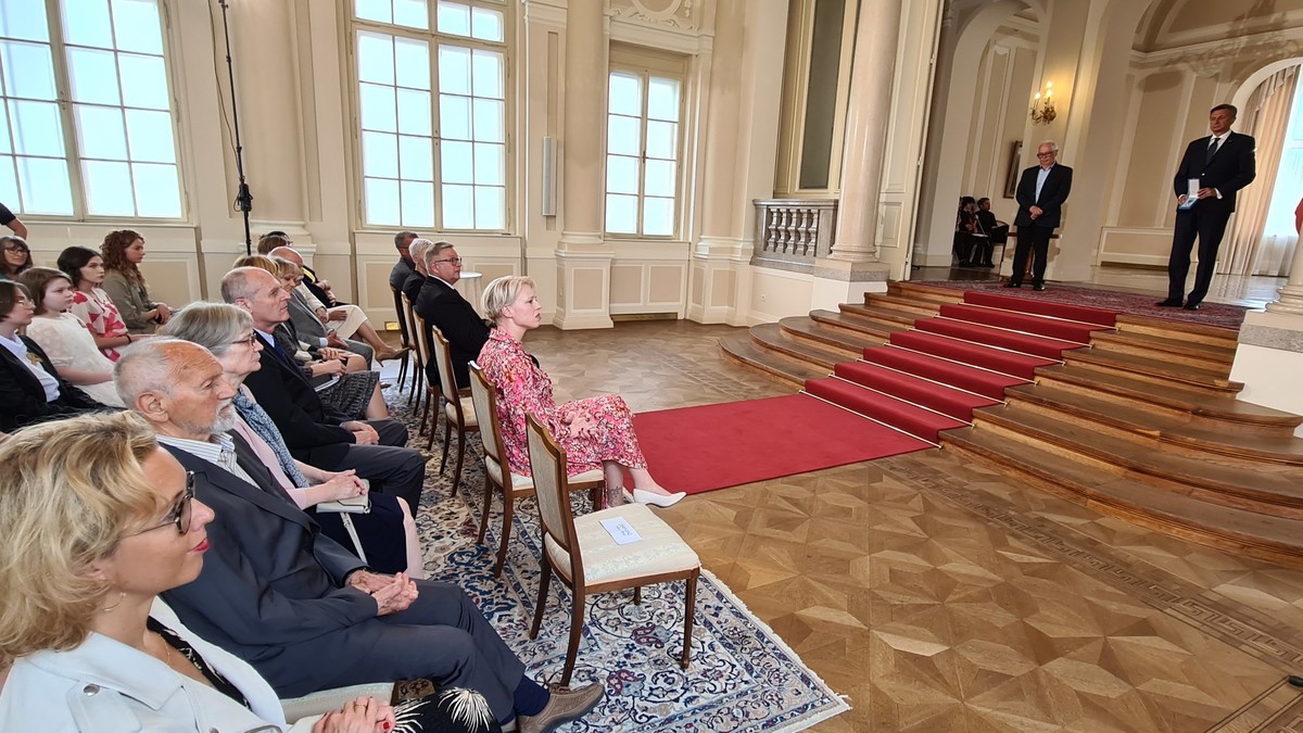 Ivica Žnidaršič, predsednica Društva izgnancev Slovenije prejela Red za zasluge od predsednika RS, Boruta Pahorja. Medaljo in plaketo je v njenem imenu prevzel njen brat, mag. Franc Žnidaršič<br>(Avtor: Milan Skledar)