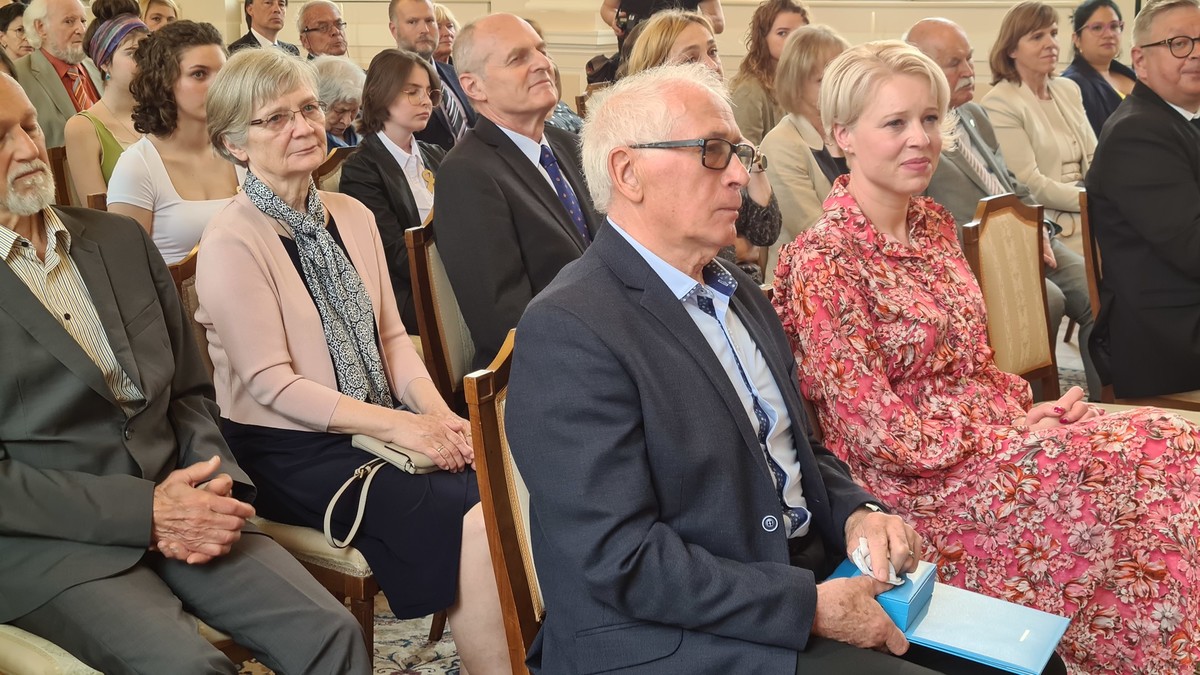 Ivica Žnidaršič, predsednica Društva izgnancev Slovenije prejela Red za zasluge od predsednika RS, Boruta Pahorja. Medaljo in plaketo je v njenem imenu prevzel njen brat, mag. Franc Žnidaršič<br>(Avtor: Milan Skledar)