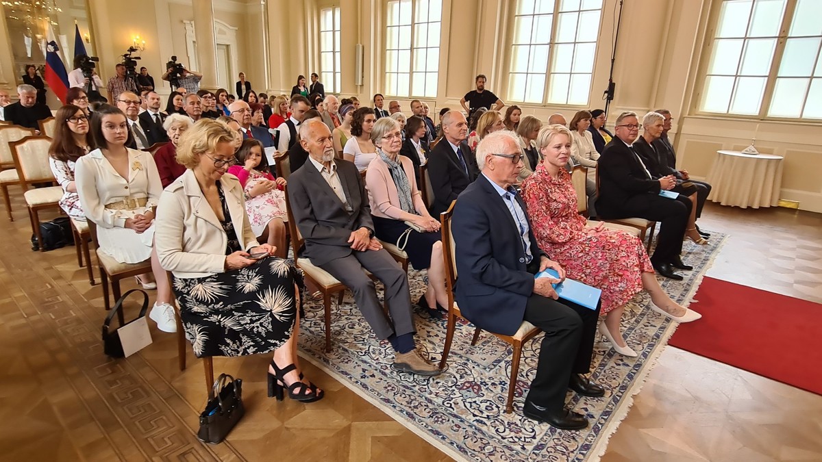 Ivica Žnidaršič, predsednica Društva izgnancev Slovenije prejela Red za zasluge od predsednika RS, Boruta Pahorja. Medaljo in plaketo je v njenem imenu prevzel njen brat, mag. Franc Žnidaršič<br>(Avtor: Milan Skledar)