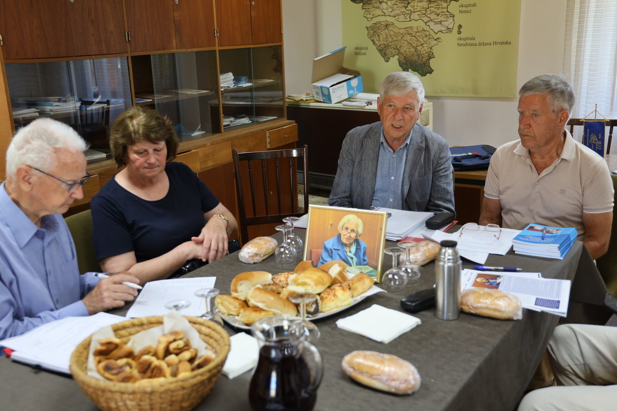 Seja Izvršnega odbora Društva izgnancev Slovenije je bila ob smrti častne članice DIS Zdenke Kaplan, tudi žalna seja<br>(Avtor: Milan Skledar)