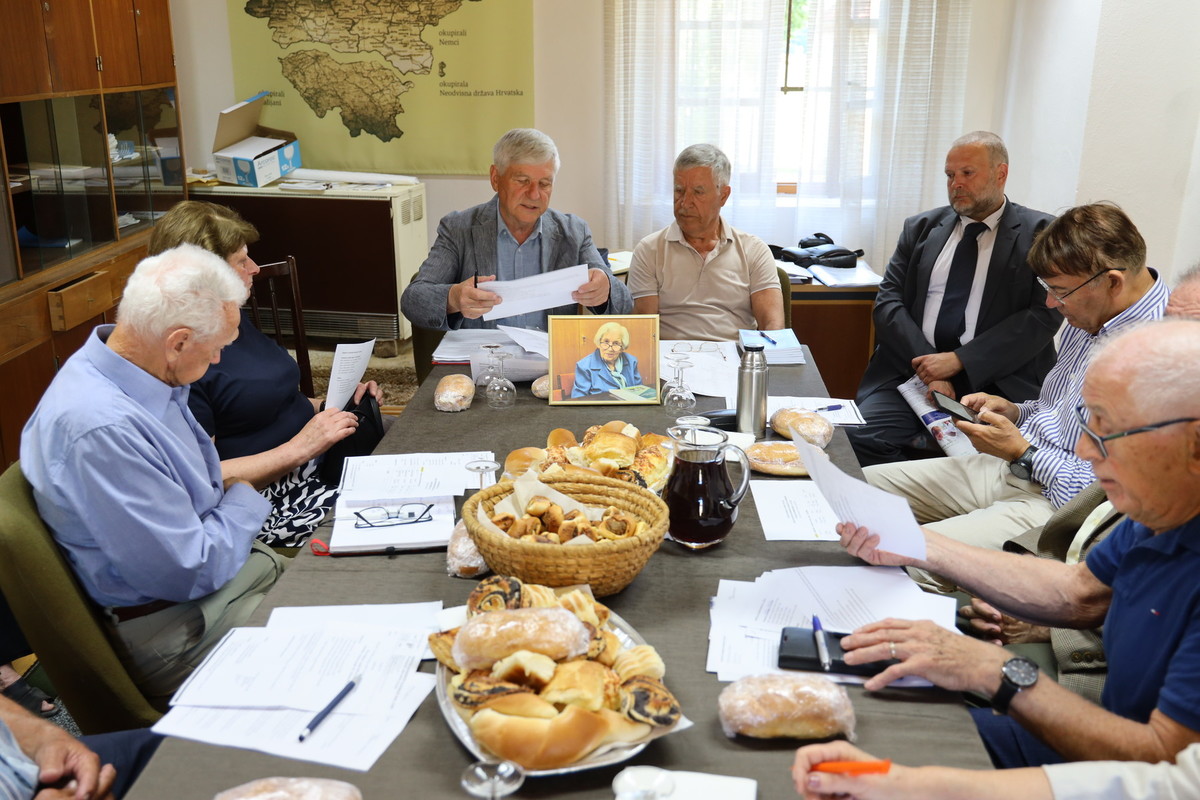 Seja Izvršnega odbora Društva izgnancev Slovenije, je bila ob smrti častne članice DIS, Zdenke Kaplan, tudi žalna seja<br>(Avtor: Milan Skledar)