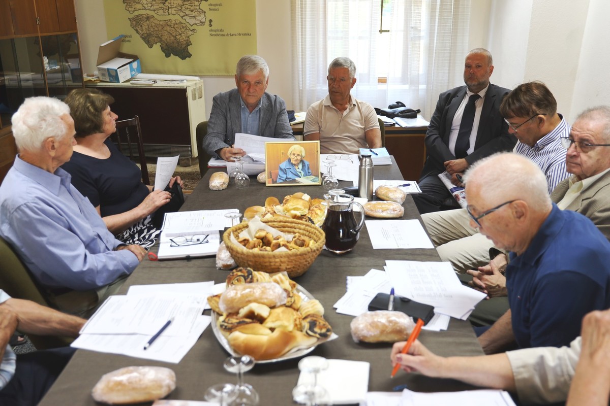Seja Izvršnega odbora Društva izgnancev Slovenije je bila ob smrti častne članice DIS Zdenke Kaplan, tudi žalna seja<br>(Avtor: Milan Skledar)