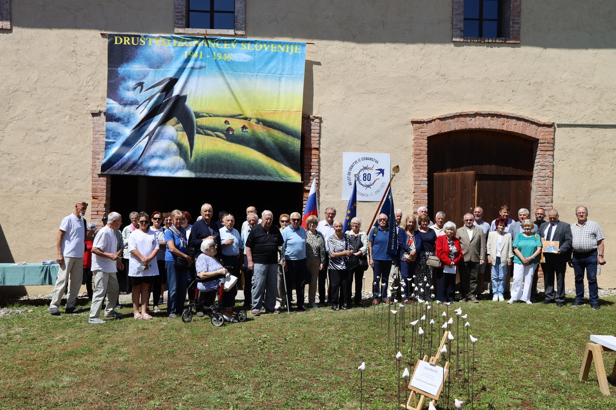 Člani Izvršnega odbora DIS in predstavniki krajevnih in območnih organizacij DIS<br>(Avtor: Milan Skledar)