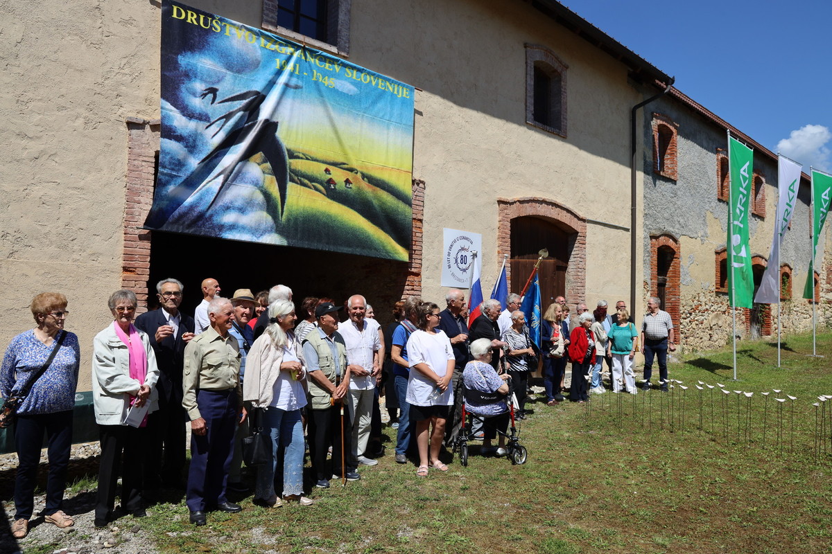 Člani Izvršnega odbora DIS in predstavniki krajevnih in območnih organizacij DIS<br>(Avtor: Milan Skledar)
