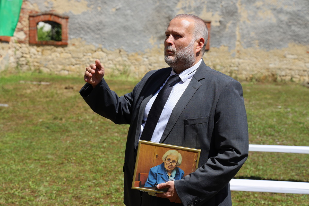 Mag. Gregor Kaplan, MORS, je pozval predsednike Krajevnih in območnih organizacij DIS, naj na terenu opozorijo člane, da pošljejo arhivsko foto gradivo oziroma pisno dokumentacijo ali različne predmete iz izgnanstva, na sedež DIS ali na svoje območne enote <br>(Avtor: Milan Skledar)
