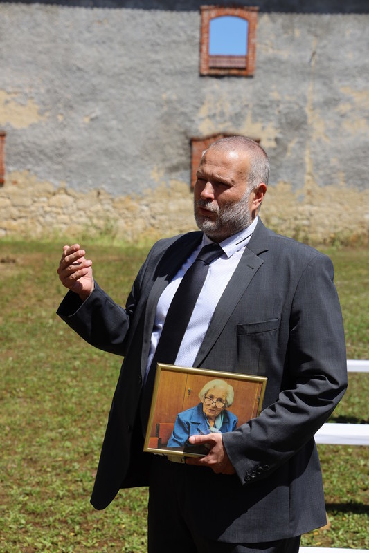 Mag. Gregor Kaplan, MORS, je pozval predsednike Krajevnih in območnih organizacij DIS, naj na terenu opozorijo člane, da pošljejo arhivsko foto gradivo oziroma pisno dokumentacijo ali različne predmete iz izgnanstva, na sedež DIS ali na svoje območne enote <br>(Avtor: Milan Skledar)