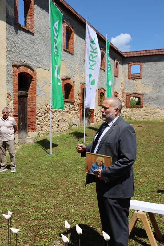 Mag. Gregor Kaplan, MORS, je pozval predsednike Krajevnih in območnih organizacij DIS, naj na terenu opozorijo člane, da pošljejo arhivsko foto gradivo oziroma pisno dokumentacijo ali različne predmete iz izgnanstva, na sedež DIS ali na svoje območne enote <br>(Avtor: Milan Skledar)