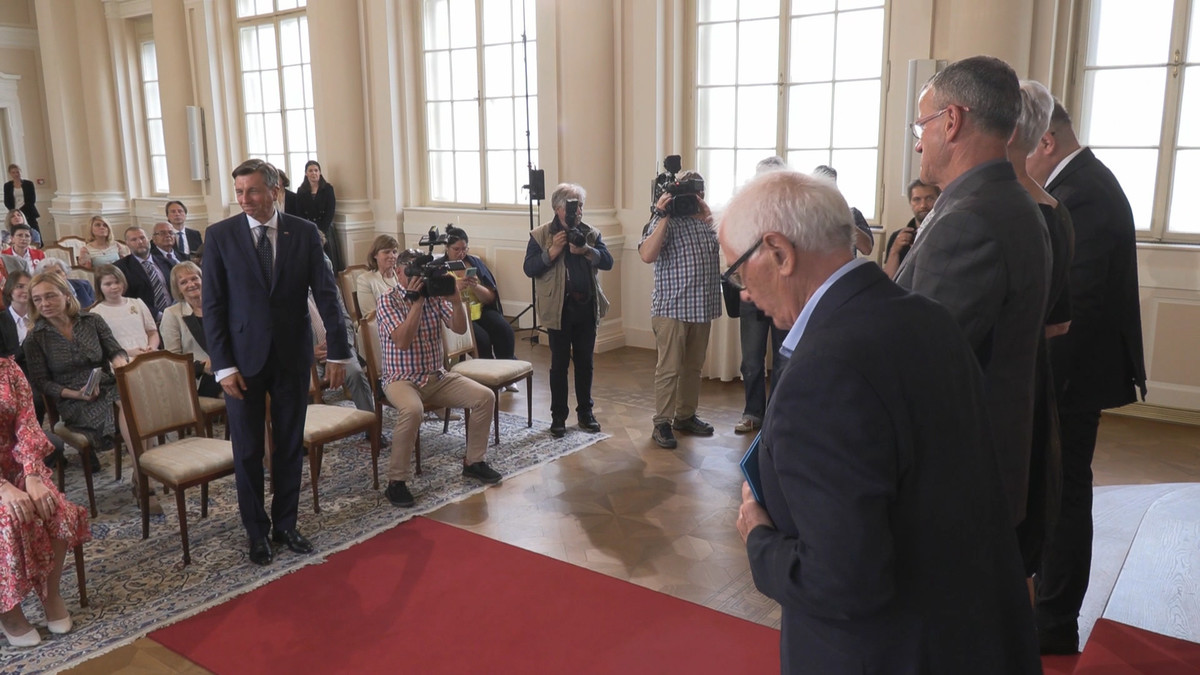 Ivica Žnidaršič, predsednica Društva izgnancev Slovenije prejela Red za zasluge od predsednika RS, Boruta Pahorja. Medaljo in plaketo je v njenem imenu prevzel njen brat, mag. Franc Žnidaršič<br>(Avtor: Milan Skledar)