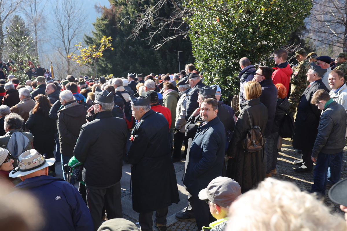 Obiskovalci osrednje slovesnosti 63. prireditve - Po stezah partizanske Jelovice, ob 78-letnici dražgoške bitke<br>(Avtor: Milan Skledar)