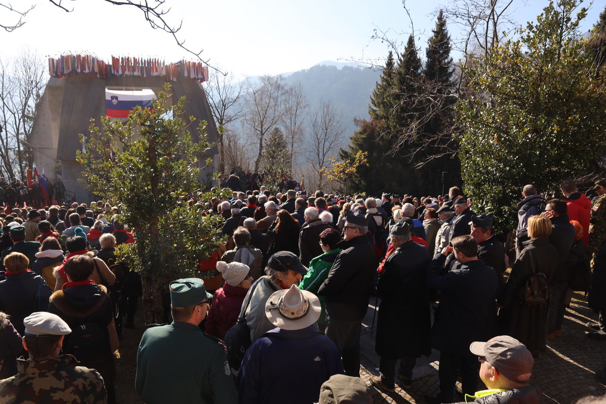 Obiskovalci osrednje slovesnosti 63. prireditve - Po stezah partizanske Jelovice, ob 78-letnici dražgoške bitke<br>(Avtor: Milan Skledar)