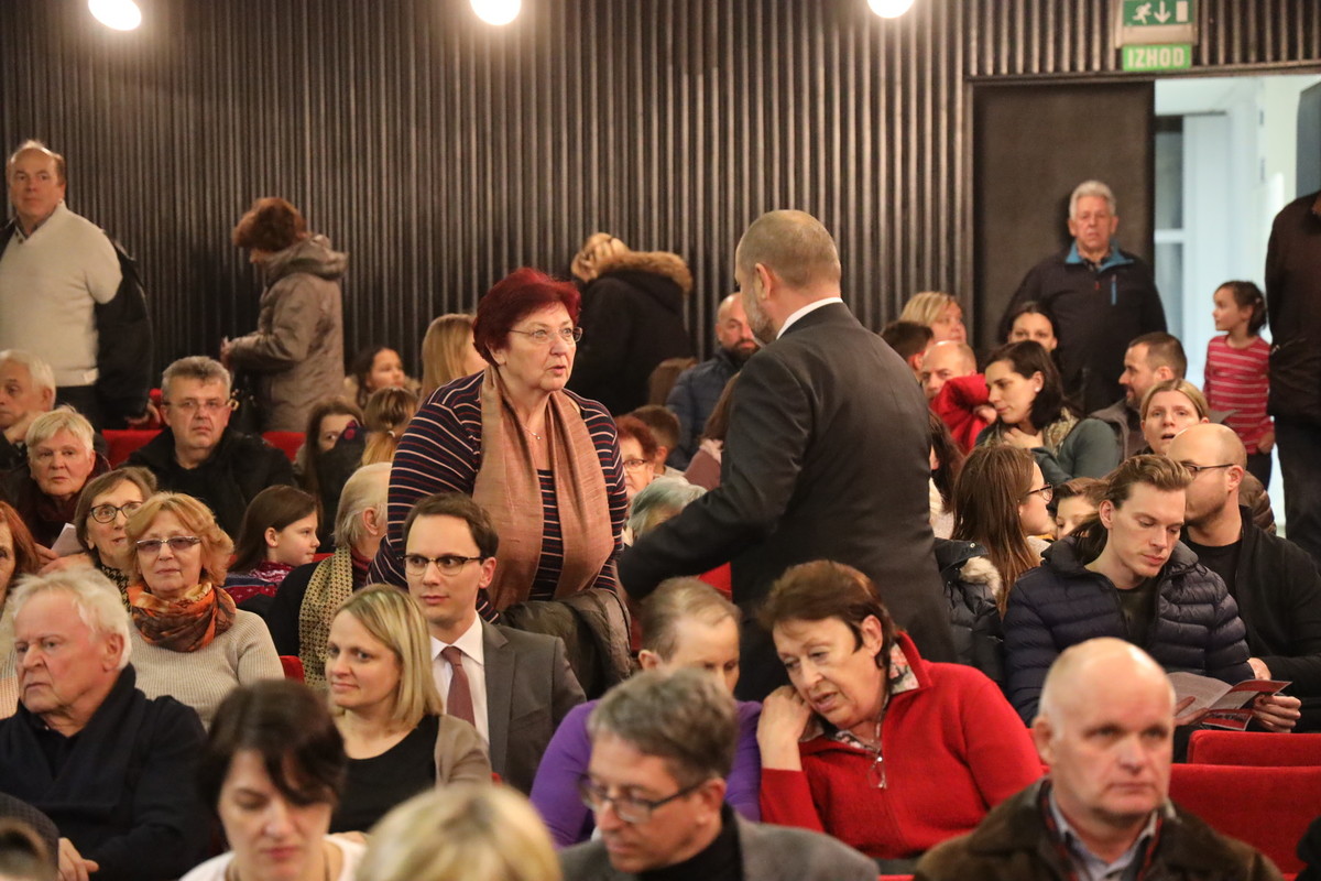 Obiskovalci koncerta v Domu na Vidmu v Ilirski Bistrici<br>(Avtor: Milan Skledar)